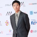 Ryu Jun Yeol tampil gagah dengan setelan abu-abu di Asia Artist Awards 2018.