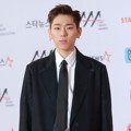 Zico terlihat ganteng memakai setelan berdasi di Asia Artist Awards 2018.