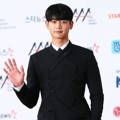 Minho SHINee datang dengan senyuman ganteng di Asia Artist Awards 2018.