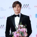Sung Hoon datang memegang buket bunga di Asia Artist Awards 2018.