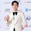 Jinyoung tampak ganteng dengan setelan formal putih di Asia Artist Awards 2018.