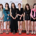 AOA tampil dengan kostum warna warni di Asia Artist Awards 2018.