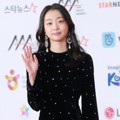 Kim Da Mi memakai gaun hitam motif di Asia Artist Awards 2018.