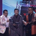 Jarwo Kwat, Atlet Pencak Silat Hanifan Yudani dan Abdel Achrian Membacakan Nominasi Kategori 'Program Kuis dan Game Show Terfavorit' di Panasonic Gobel Awards 2018