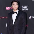 Ha Suk Jin di Red Carpet MAMA 2018 Jepang