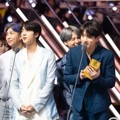 BTS Saat Raih Piala Worldwide Icon of the Year