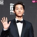 Song Joong Ki hadir di red carpet MAMA 2018 Hong Kong.