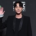 Roy Kim hadir di red carpet MAMA 2018 Hong Kong.