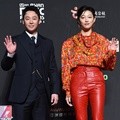 Kim Dong Wook dan Lee El hadir di red carpet MAMA 2018 Hong Kong.