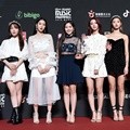 Oh My Girl hadir di red carpet MAMA 2018 Hong Kong.