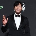 Kim Jong Kook hadir di red carpet MAMA 2018 Hong Kong.