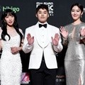 Shin A Young, Kwon Hyuk Soo dan Jisook hadir di red carpet MAMA 2018 Hong Kong. Shin A Young, Kwon Hyuk Soo dan Jisook hadir di red carpet MAMA 2018 Hong Kong.