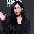 Heize hadir di red carpet MAMA 2018 Hong Kong.