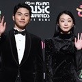 Lee Yi Kyung dan Kim Dami hadir di red carpet MAMA 2018 Hong Kong.