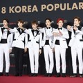 NCT 127 tampak datang dengan kompak memakai setelan putih di KPMA 2018.