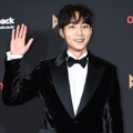 Roy Kim tampak datang dengan senyum ceria di KPMA 2018.