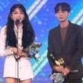 Kim Chung Ha dan Roy Kim membawa pulang piala Bonsang di Golden Disc Awards 2019 divisi digital.