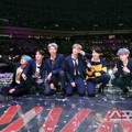 Bangtan Boys Saat Pamerkan Piala Daesang Mereka