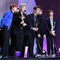 Monsta X Raih Piala Bonsang