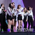 IZ*ONE Raih Piala Rookie Award