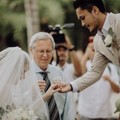 Randy Pangalila Ketika Membantu Chelsey Frank Naik ke Altar Randy Pangalila Ketika Membantu Chelsey Frank Naik ke Altar