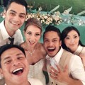 Jonas Rivanno dan Asmirandah Hadir di Pernikahan Randy Pangalila