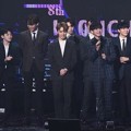 Seventeen Saat Raih Piala Hot Performance Award