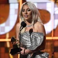 Lady GaGa Saat Terima Piala Best Pop Duo/Group Performance