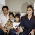 Konferensi Pers Kelahiran Anak Ketiga Regi Datau dan Ayu Dewi