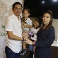 Konferensi Pers Kelahiran Anak Ketiga Regi Datau dan Ayu Dewi