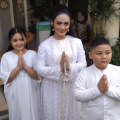 Krisdayanti rayakan Hari Raya Idul Fitri bersama Amora Lemos dan Kellen Lemos
