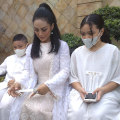 Krisdayanti rayakan Hari Raya Idul Fitri bersama Amora Lemos dan Kellen Lemos