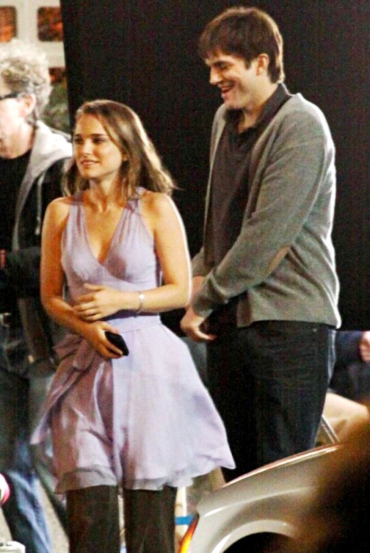 Foto: Ashton Kutcher Cium Natalie Portman di Film 'No Strings'