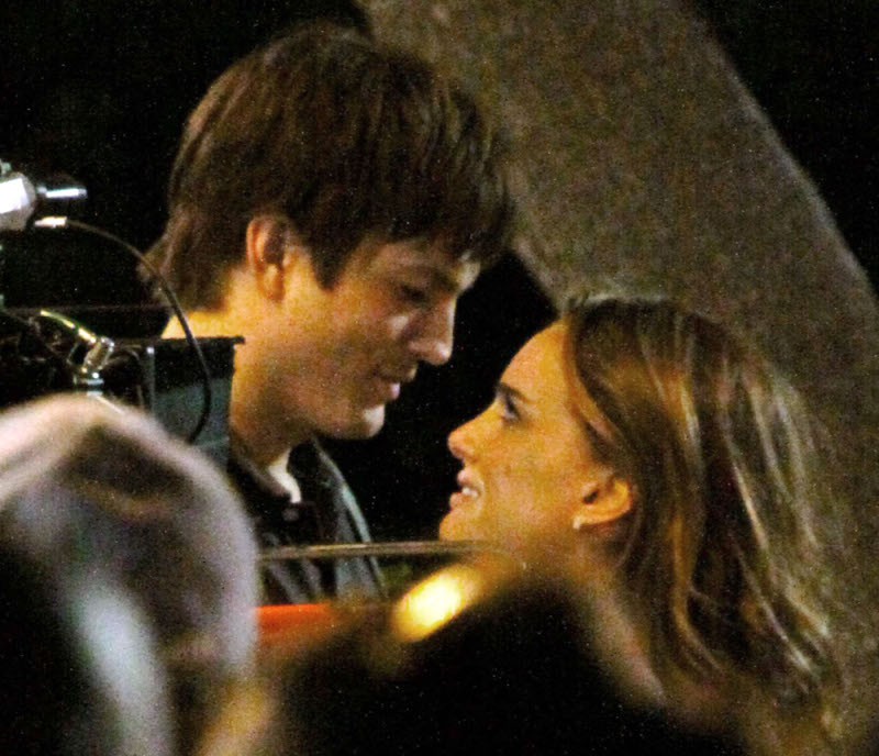 Foto: Ashton Kutcher Cium Natalie Portman di Film 'No Strings'