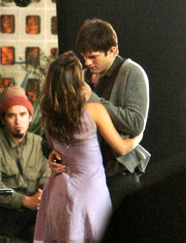 Foto: Ashton Kutcher Cium Natalie Portman di Film 'No Strings'