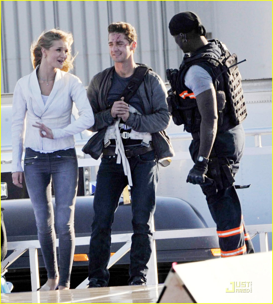 Foto Sam Witwicky Lindungi Carly Saat Pertempuran di 'Transformers