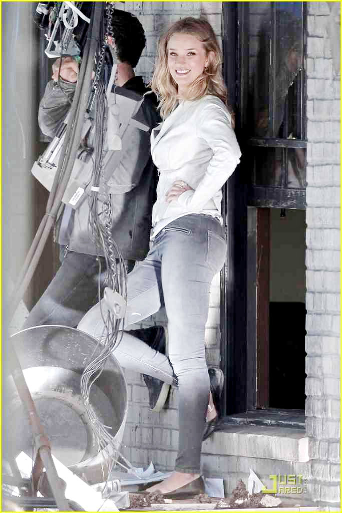 Foto Sam Witwicky Lindungi Carly Saat Pertempuran di 'Transformers