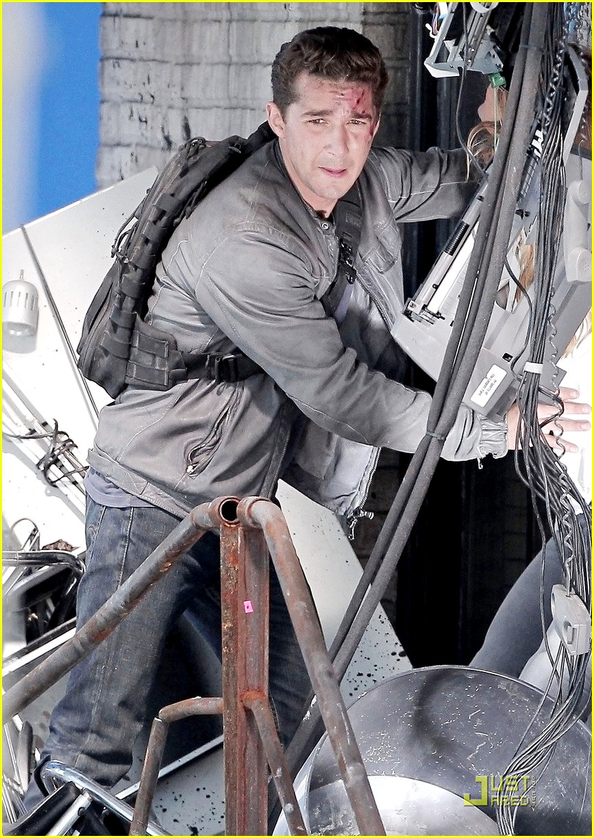 Foto Sam Witwicky Lindungi Carly Saat Pertempuran di 'Transformers