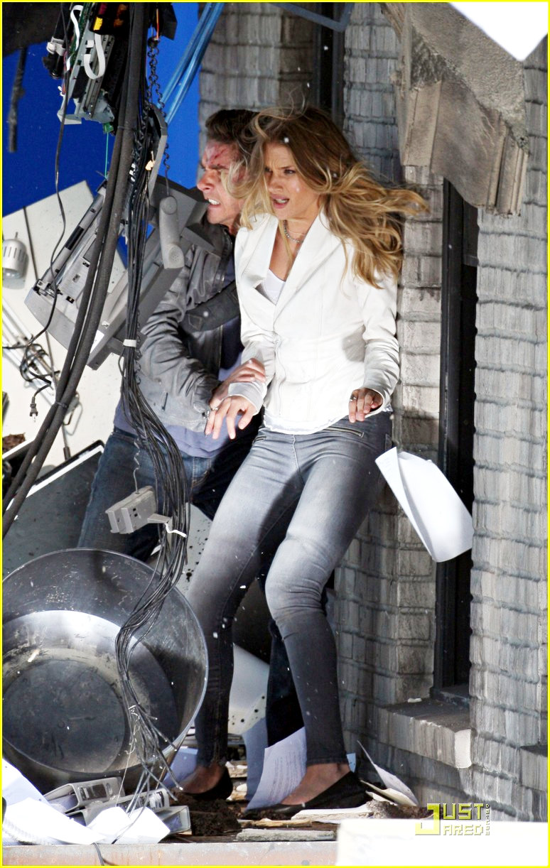 Foto Sam Witwicky Lindungi Carly Saat Pertempuran di 'Transformers