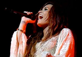 Video: Demi Lovato Bawakan Lagu Lil Wayne di Konsernya di New York