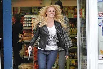 Britney Spears Buat Onar Bersama Kekasih di Foto Pertama Video Musik 'Criminal'