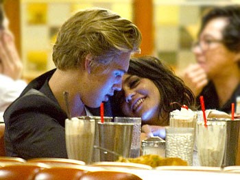 Vanessa Hudgens Tertangkap Kamera Cium Daun Muda