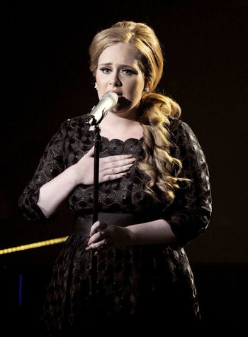 Adele Batalkan Tur Konser Amerika Karena Pendarahan Pita Suara