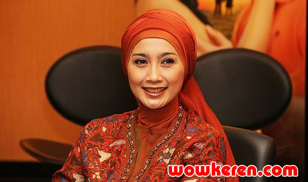 Desy Ratnasari Dan Anaknya / Kepada Putrinya, Desy Ratnasari Beri