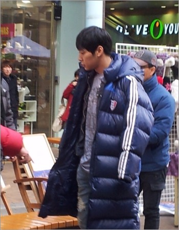 Micky Yoochun Syuting Serial 'Rooftop Prince' di Pasar