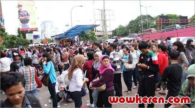 Ratusan ELF Panas Dingin Tunggu Antrian Tiket 'Super Show 4'