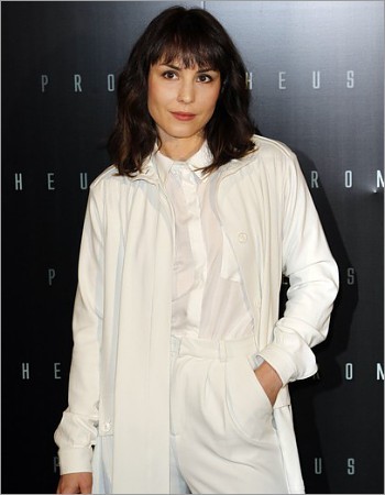 Noomi Rapace Tak Takut Implan Payudara Demi Peran Seksi