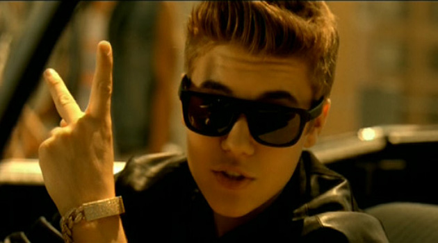 Justin Bieber Sembunyi di Bawah Kursi Demi Hindari Kamera Justin Bieber Sembunyi di Bawah Kursi Demi Hindari Kamera