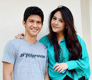 Audy Nyanyikan Lagu Khusus untuk Suami di Mini Konser