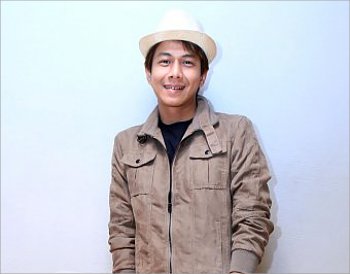 Delon Berkelit Ditanya Isu Foto Pernikahan Daniel Mananta